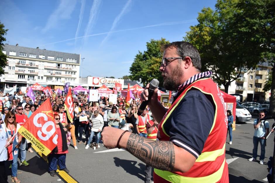 EN IMAGES. Près de 400 personnes à Carhaix pour la défense des salariés du social et de la santé. ( OF.fr – 22/09/22 – 16h25 )