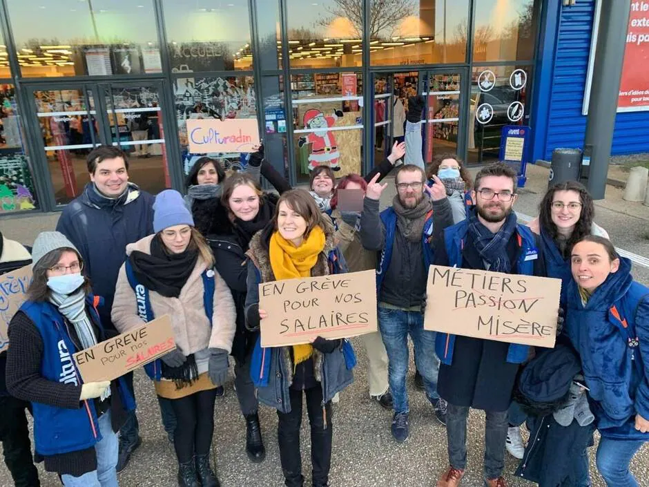 Près de Rennes, des salariés de Cultura Chantepie débrayent pour demander de meilleurs salaires. ( OF.fr – 11/12/22 – 09h02 )