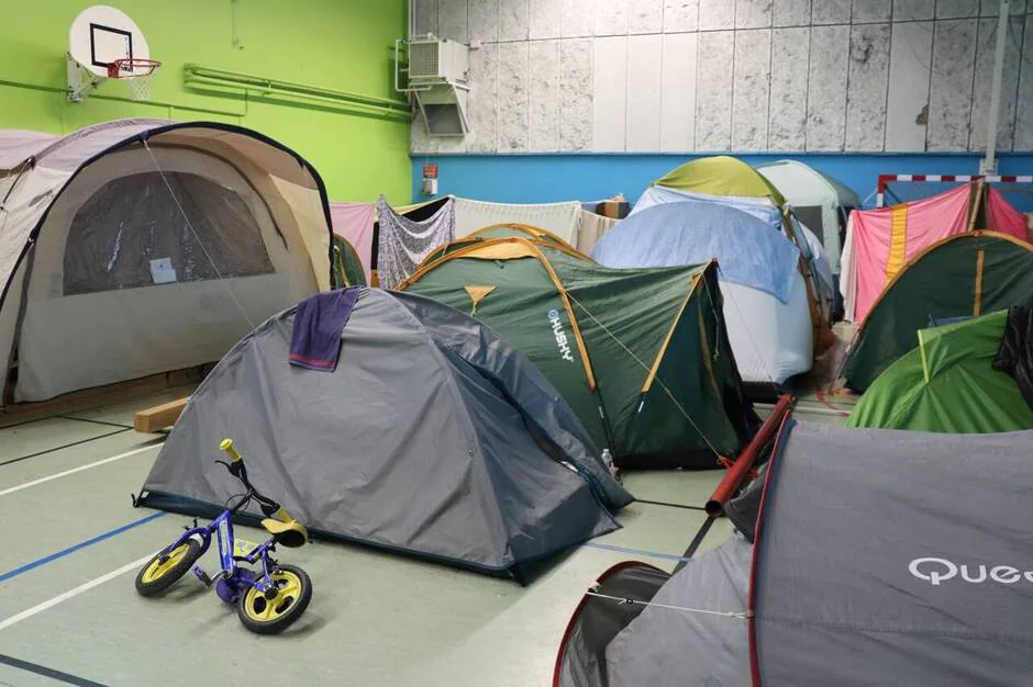 Avec le froid, les tentes des exilés se multiplient dans le gymnase occupé à Rennes. ( OF.fr – 15/12/22 – 09h00 )