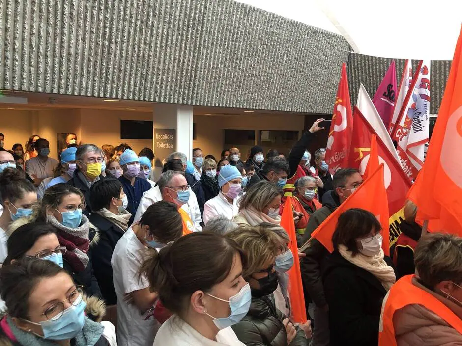 Landerneau. 400 personnes rassemblées pour défendre l’hôpital. ( OF.fr – 13/12/22 – 15h00 )