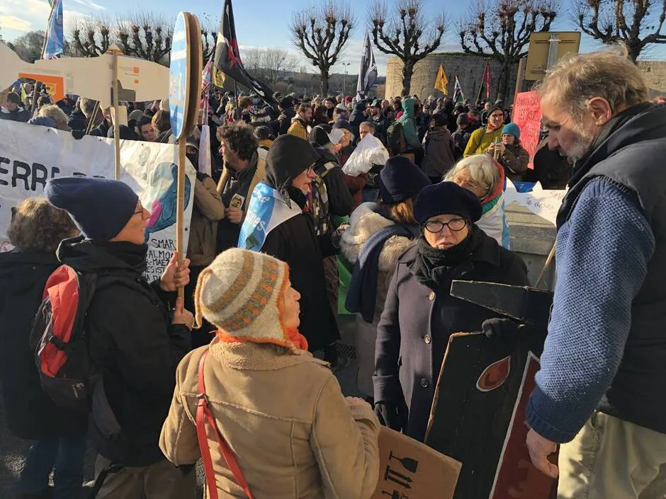 1 100 personnes manifestent contre un projet d’usine à saumons dans les Côtes-d’Armor. ( OF.fr – 10/12/22 – 18h58 )