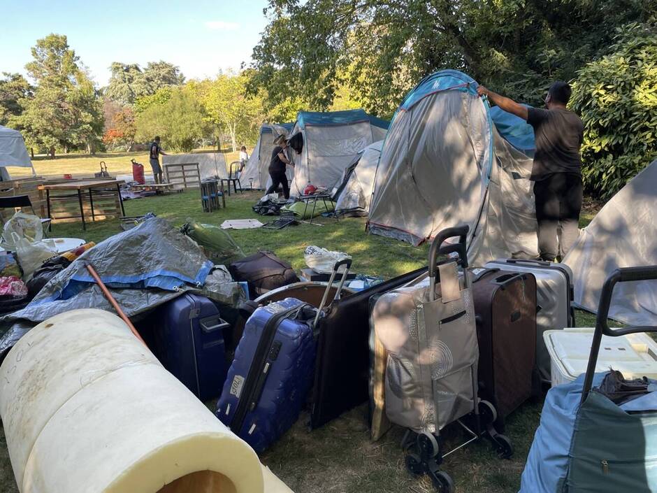 Après l’évacuation du campement des Gayeulles à Rennes, les exilés montent leurs tentes à Maurepas. (OF.fr – 14/09/23)