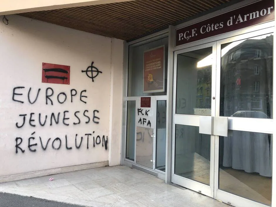 Des tags de l’ultra-droite sur les façades du Parti communiste français à Saint-Brieuc. (OF.fr – 10/09/23)