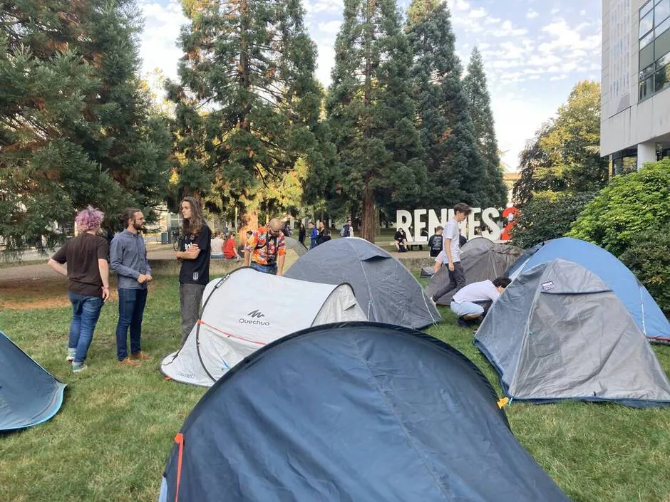 Des tentes plantées devant l’université Rennes 2 pour alerter sur le mal-logement étudiant. (OF.fr – 26/09/23)