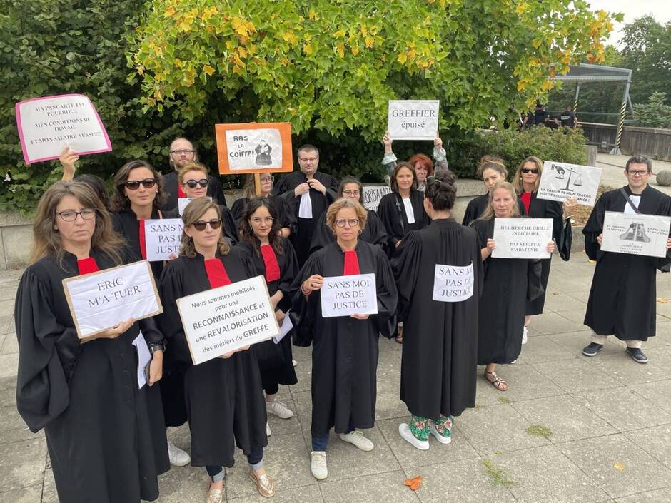 À Rennes, la colère des greffiers ne retombe pas, des audiences renvoyées en avril 2024. (OF.fr – 11/09/23)