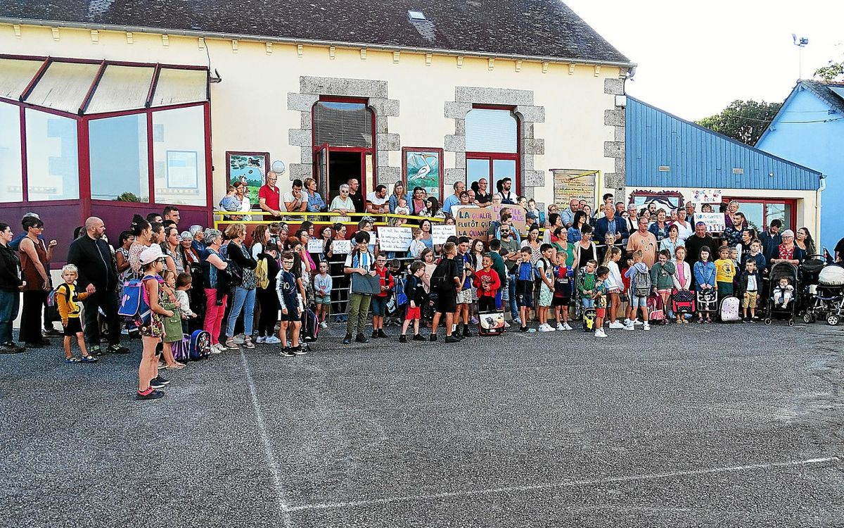 École publique : plus de 250 personnes manifestent à Plounévez-Quintin (LT.fr 04/09/2023)