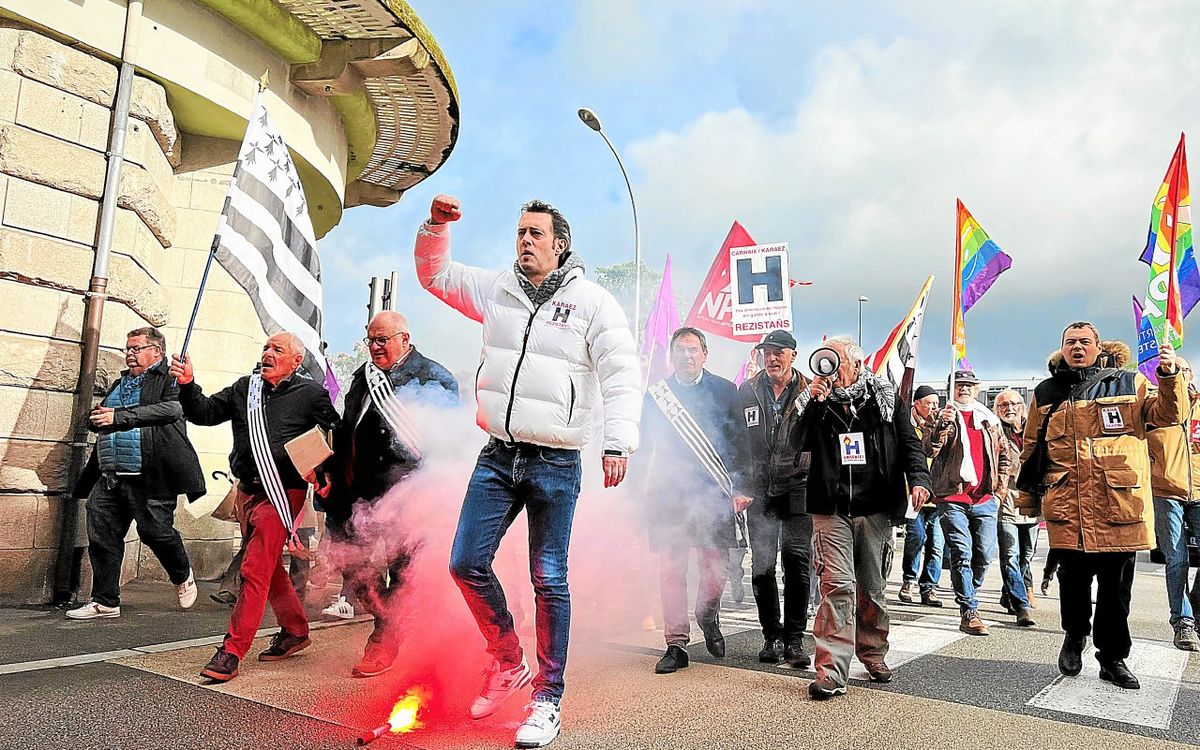 « À Carhaix, on a l’habitude de se battre » : 200 manifestants en soutien au défenseur de l’hôpital convoqué au commissariat de Quimper (LT.fr-14/05/24)