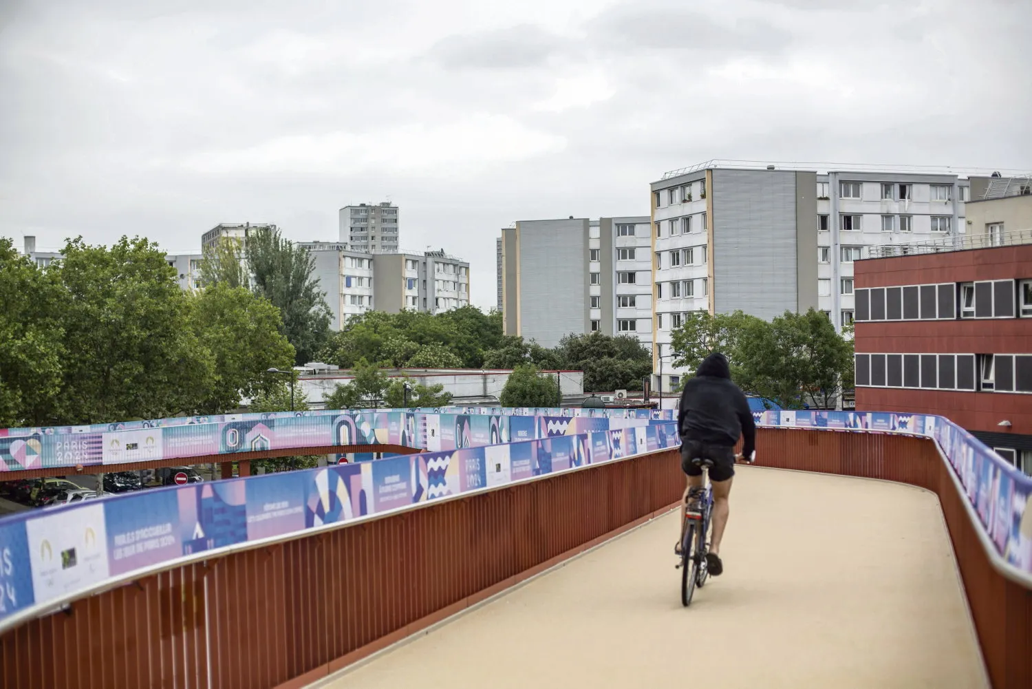 « Les JO, on s’en fout, on veut du boulot ! » : au Franc-Moisin à Saint-Denis, des Jeux si près et si loin (H.fr-28/07/24)
