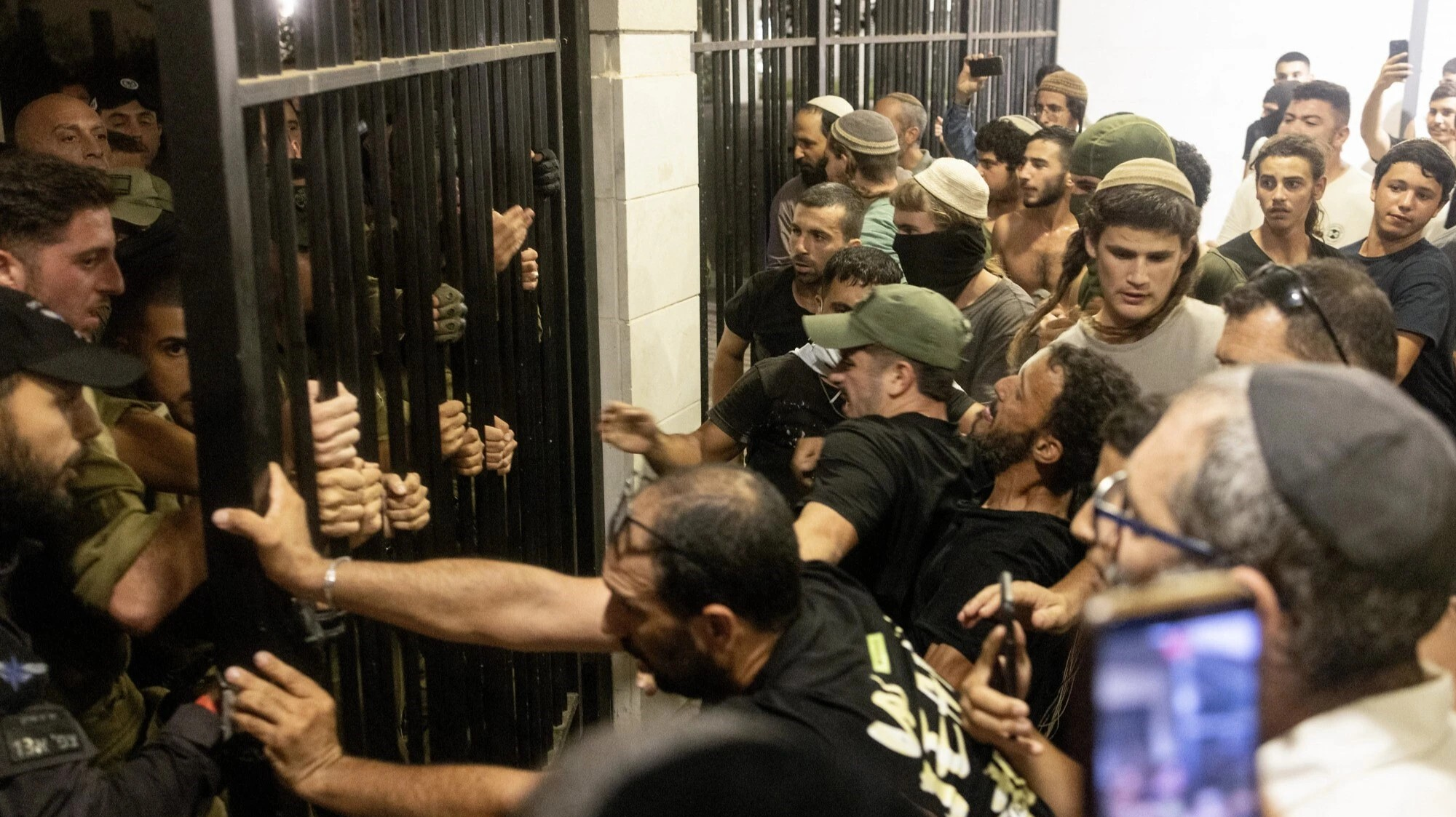 Des émeutes en défense des troupes israéliennes accusées de viol collectif ont « stoppé » les préparatifs au Liban. (The Cradle – 30/07/24)