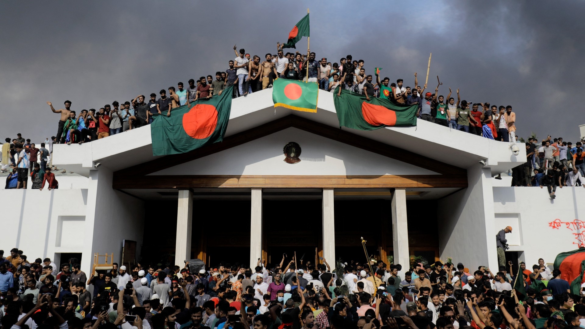 « Une révolution » : les Bangladais espèrent la démocratie et la justice après la fuite d’Hasina. (MEE – 05/08/24)