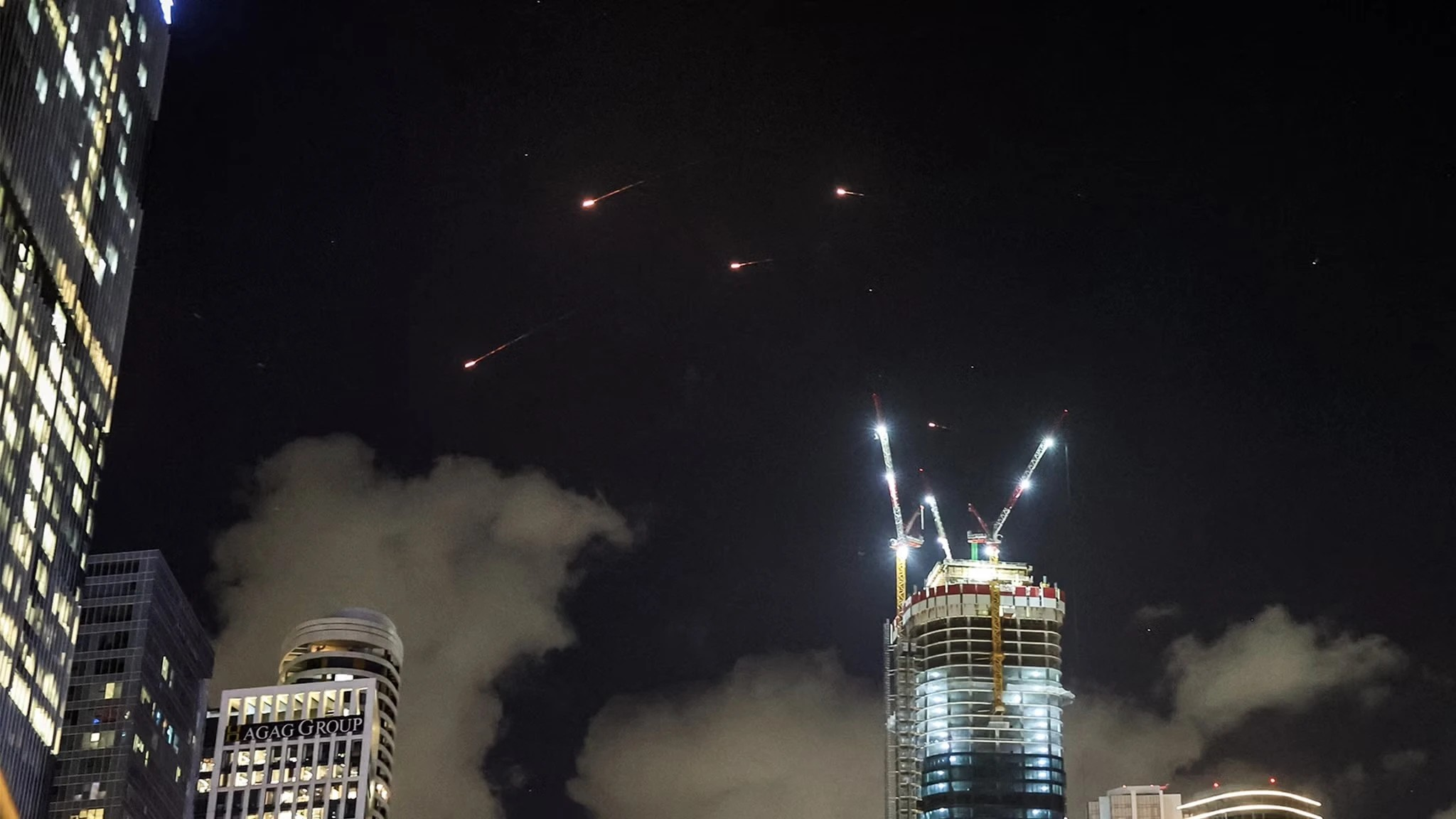 L’Iran frappe plusieurs bases israéliennes dans un barrage massif de missiles. (The Cradle – 02/10/24)