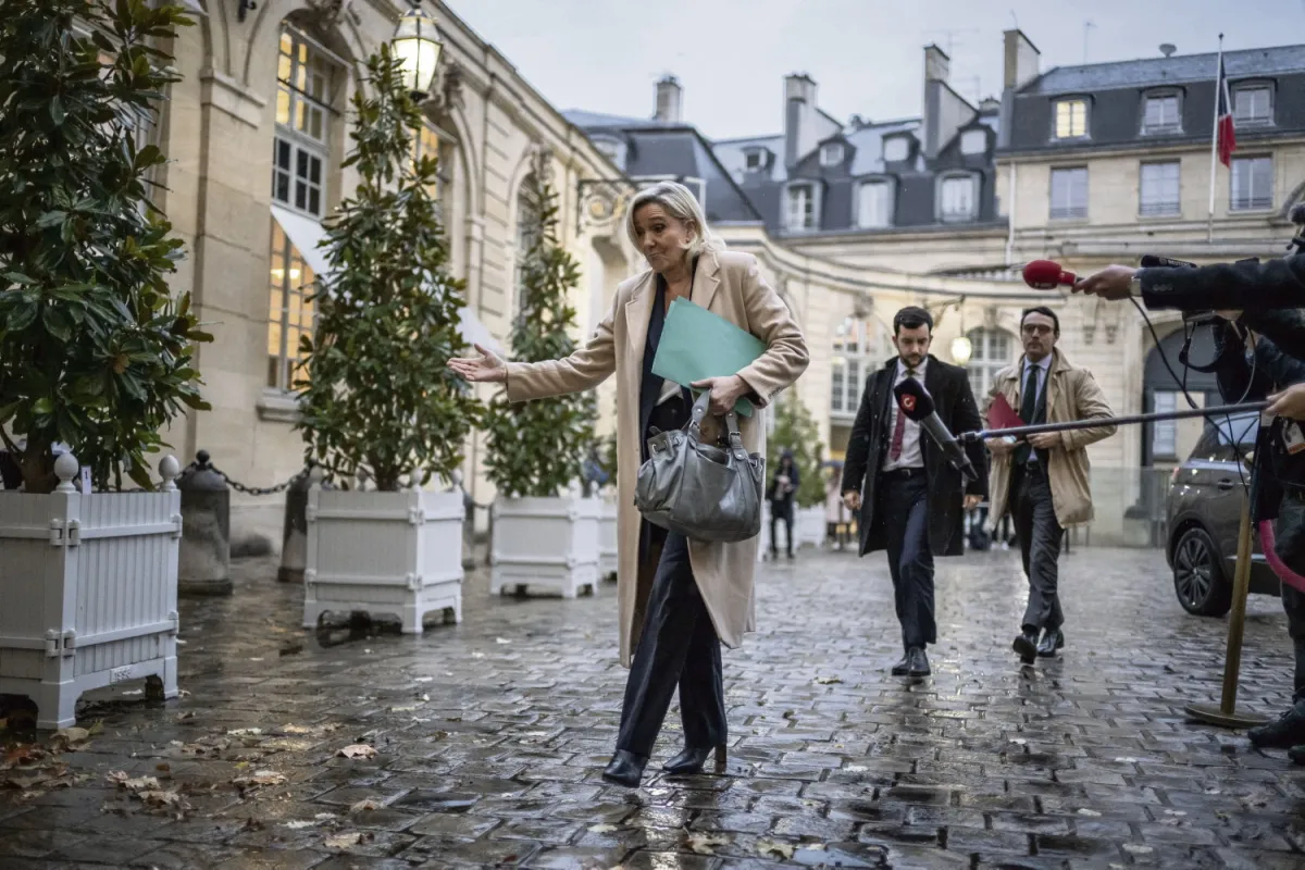 Budget : face à la menace de la censure, Michel Barnier ménage Marine Le Pen (H.fr -25/11/24)