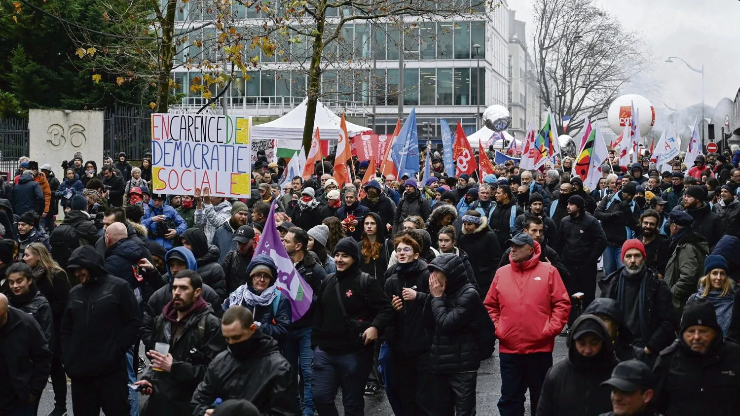 « Barnier est tombé, mais nous, on ne laisse pas tomber », 200 000 fonctionnaires mobilisés après la censure du gouvernement (H.fr-5/12/24)