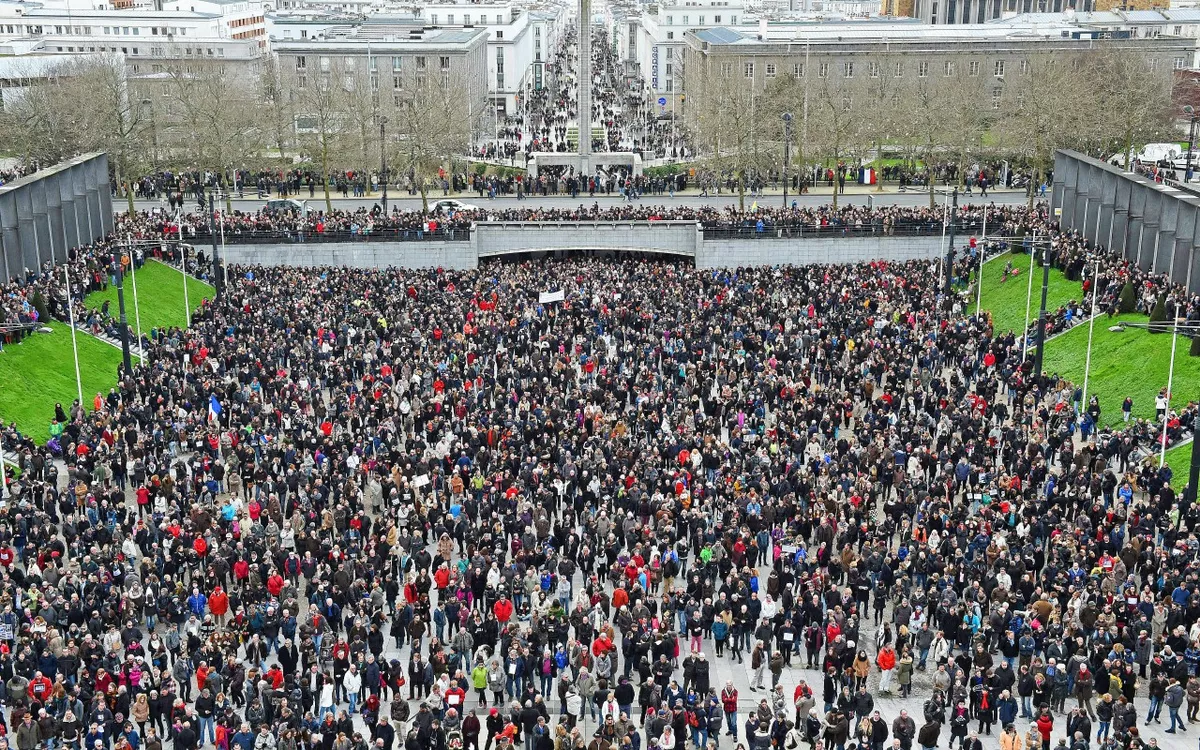 Attentat de Charlie Hebdo : il y a dix ans, 65 000 personnes réunies à Brest contre le terrorisme (LT.fr-6/01/25)