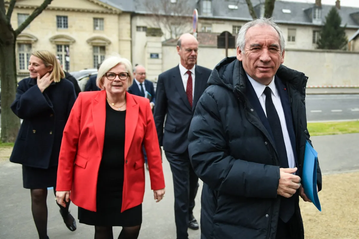 7 heures non payées : pourquoi le gouvernement envisage de vous faire travailler un jour pour des prunes (H.fr-21/01/25)