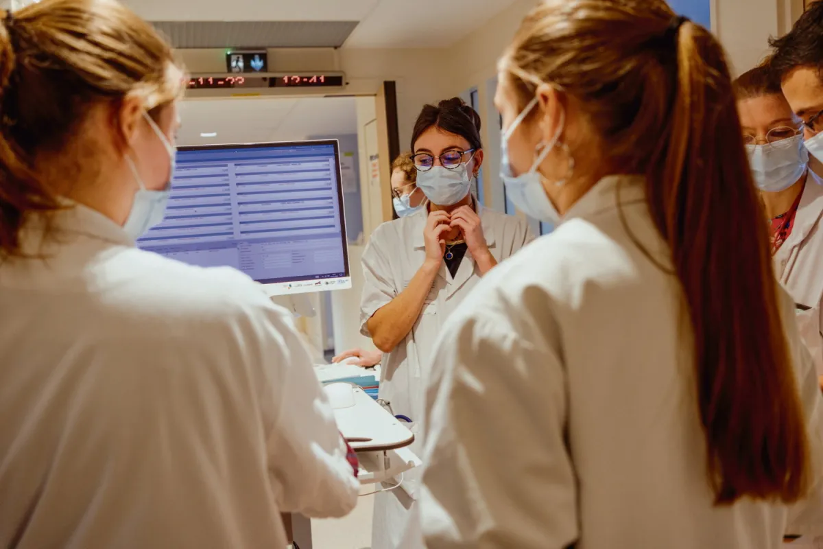« Nous, internes, sommes juste des variables d’ajustement » : les étudiants en médecine manifestent contre la 4e année d’internat (H.fr-28/01/25)