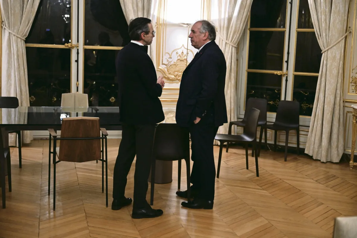 « François Bayrou est une girouette » : pourquoi le centrisme est une imposture politique (H.fr-21/01/25)