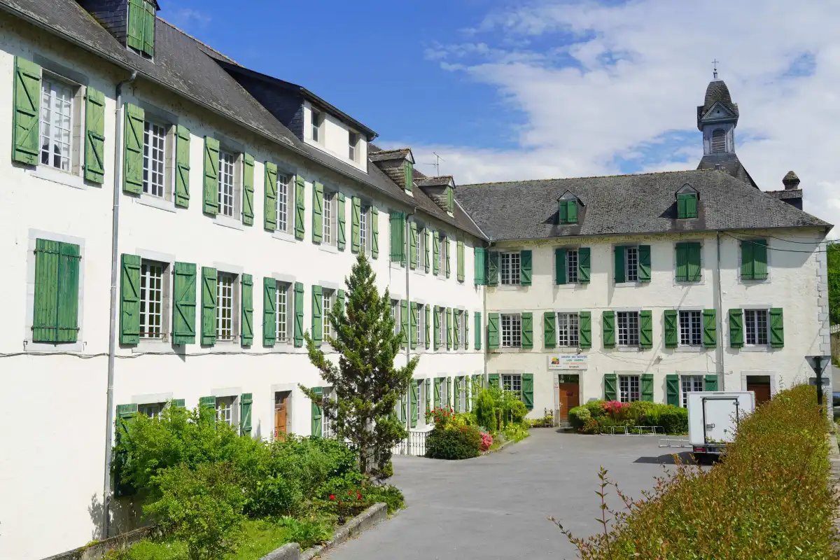 « Je lui dis qu’il faut faire quelque chose car c’est très grave ce qui se passe à Bétharram » : le témoignage d’une ancienne enseignante qui enfonce François Bayrou (H.fr-21/02/25)