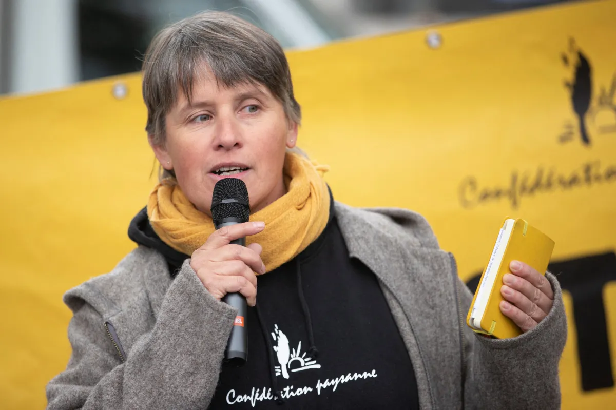 Paysans violemment arrêtés au Grand Palais : la Confédération paysanne saisit la Défenseure des Droits (H.fr-4/02/25)