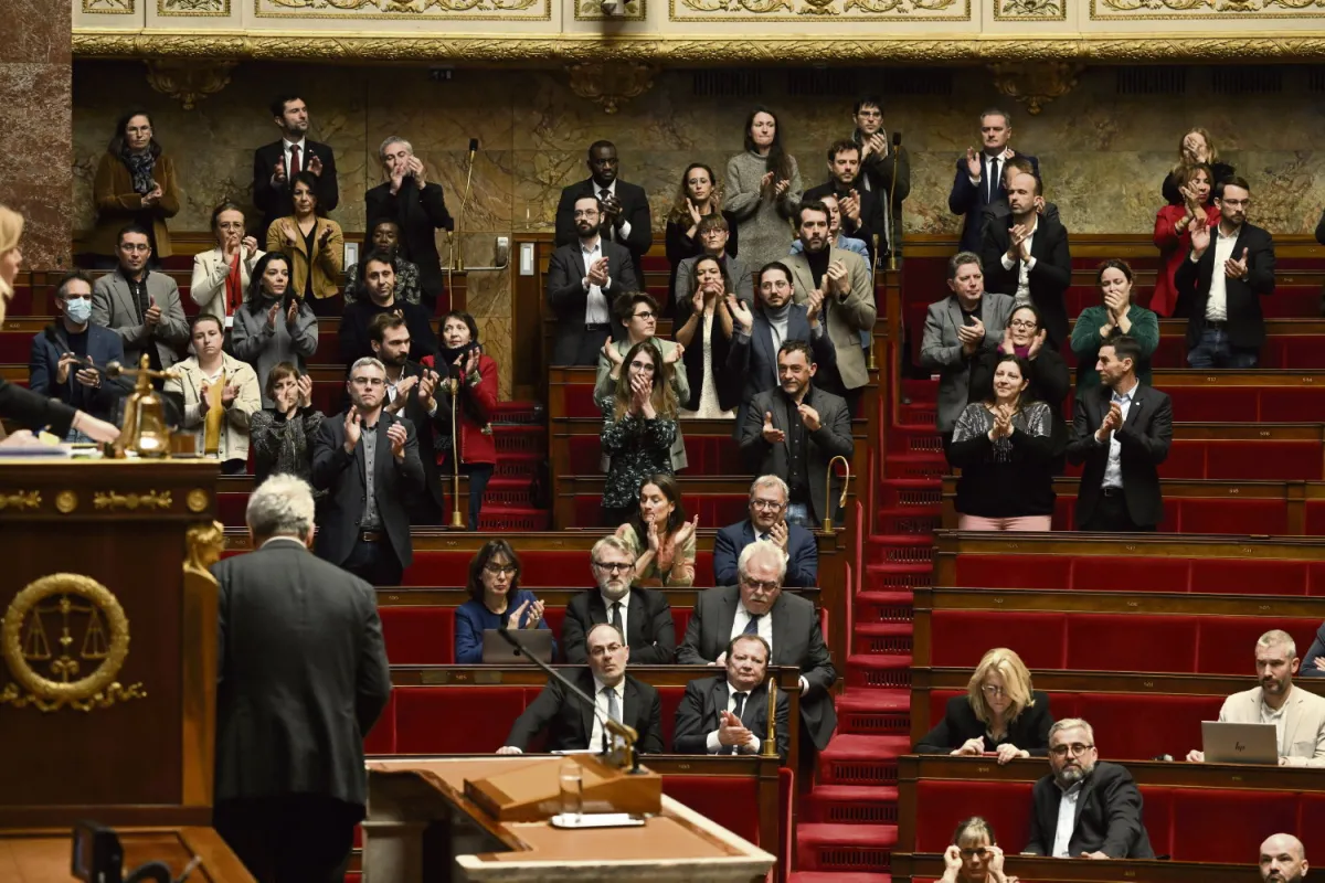 Le chantage de François Bayrou face à la censure (H.fr-4/02/25)