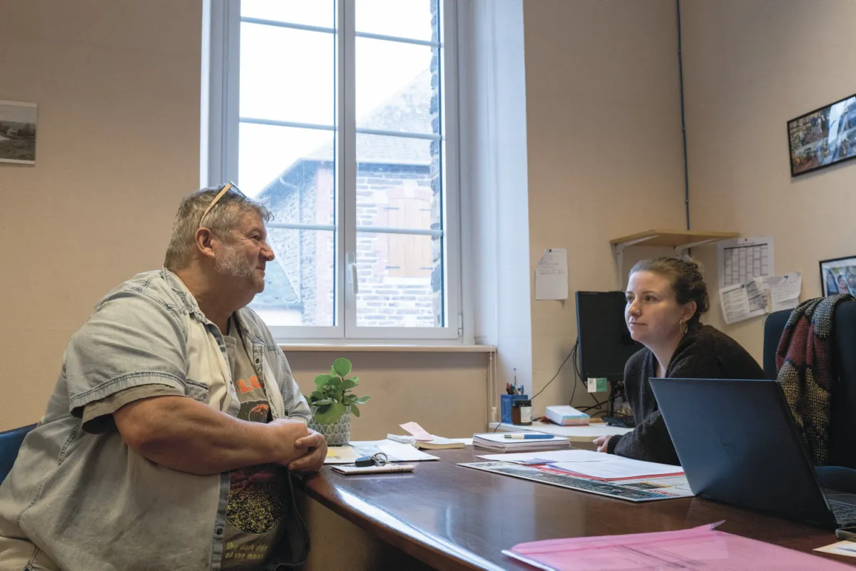 En Ille-et-Vilaine, l’insoumise Mathilde Hignet tient une permanence mobile (H.fr-21/03/25)