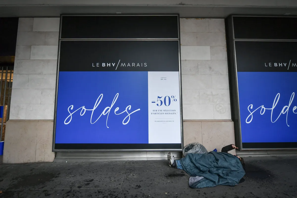 « C’est un petit peu comme si on leur offrait des funérailles » : à Paris, une cérémonie pour rendre hommage aux 855 sans-abris morts en 2024 (H.fr-21/05/25)