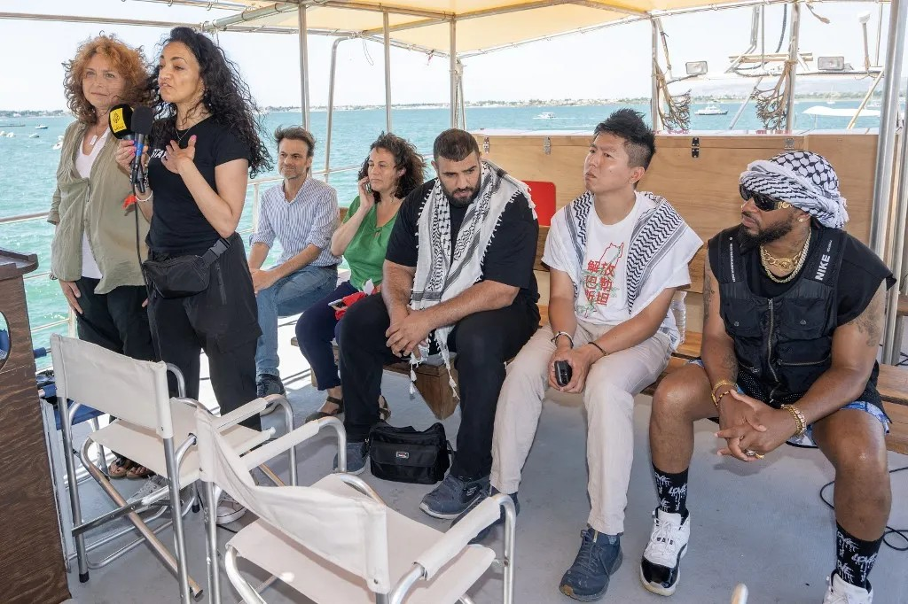 Chris Smalls étranglé et frappé, violences, pressions pour accepter une « expulsion volontaire »… Israël s’en prend aux membres du Handala en toute impunité. (l’Humanité – 29/07/25)