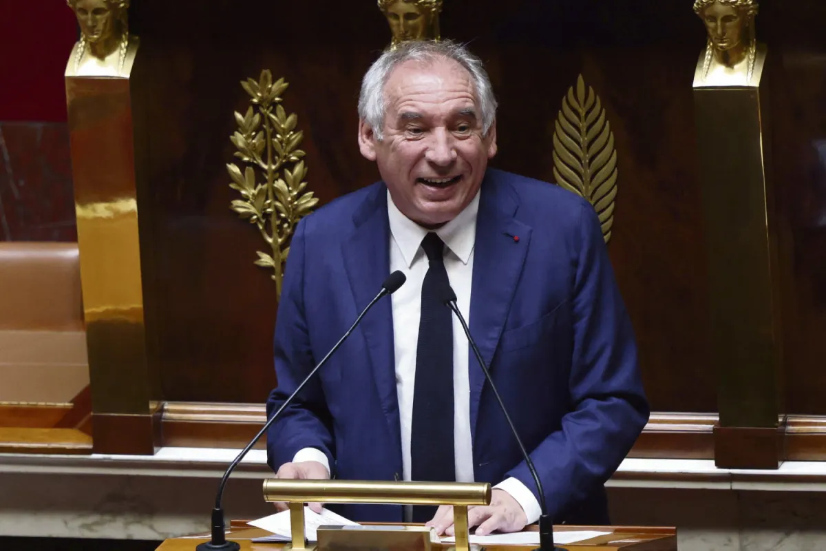 Retraites : François Bayrou échappe à la motion de censure du PS et remercie Marine Le Pen (H.fr-1/07/25)