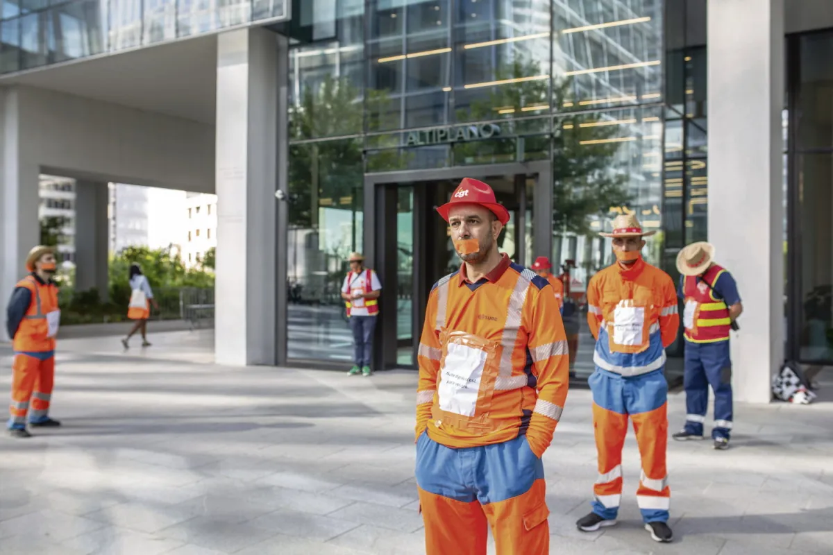 « Ils nous traitaient comme des esclaves » : des travailleurs sans-papiers exploités par un sous-traitant de Suez demandent des comptes au géant des déchets (h.fr-7/07/25)