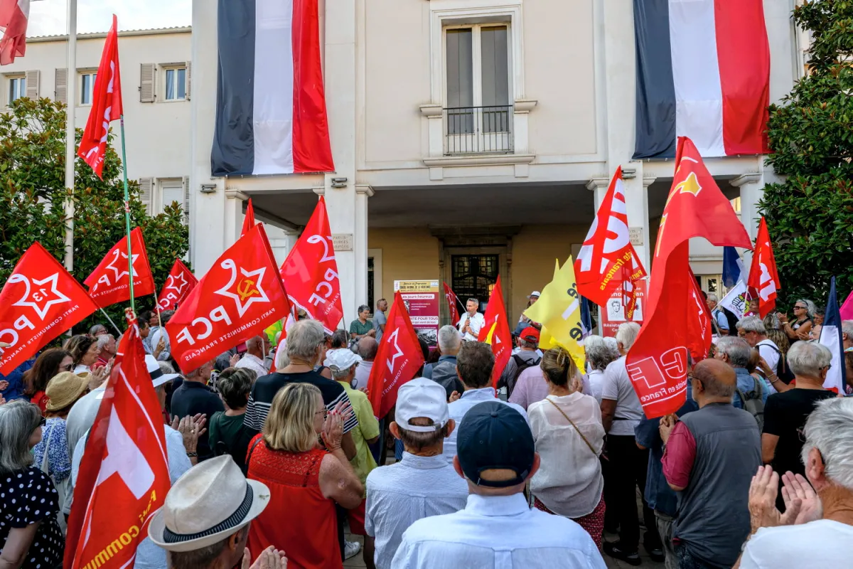 Saint-Raphaël : des centaines de manifestants contre les manœuvres négationnistes et anticommunistes du maire (H.fr-24/08/25)