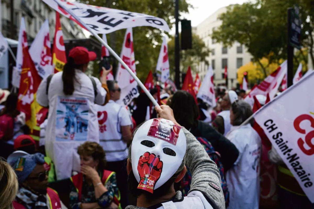 « Ça va exploser, donnez-nous les moyens ! » : à Paris, plus de 5000 soignants en colère dénoncent l’austérité devant le ministère de la Santé (H.fr-9/10/25)