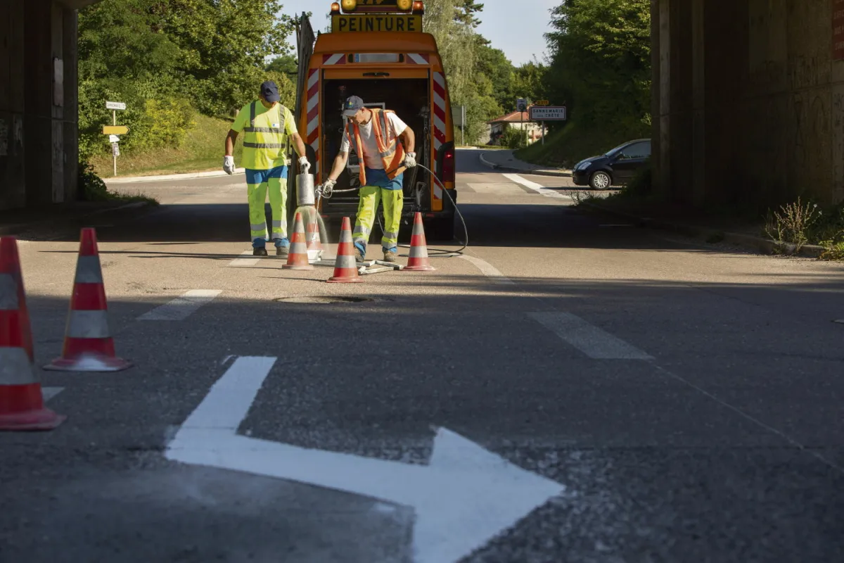 Projet de loi de finances : en imposant jusqu’à 10 milliards d’euros d’économies, la macronie saigne les collectivités locales (H.fr-27/10/25)